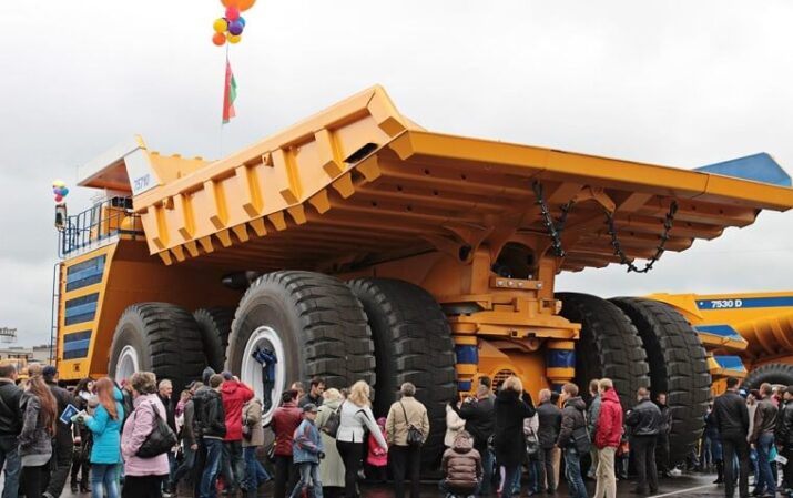 Le Plus Gros Camion du Monde BELAZ 75710 (Vidéo)